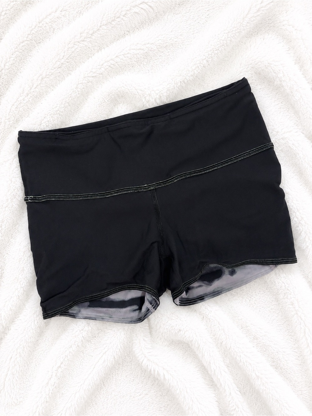 Lululemon Women’s Reversible Shorts | Size 2 | Black & Grey Print | Like New